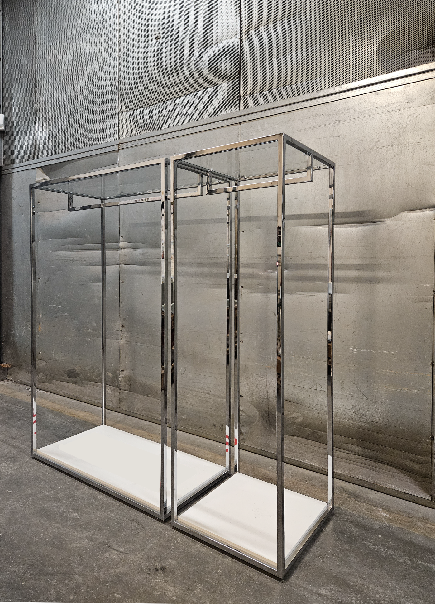 Chrome showcase pedestal
