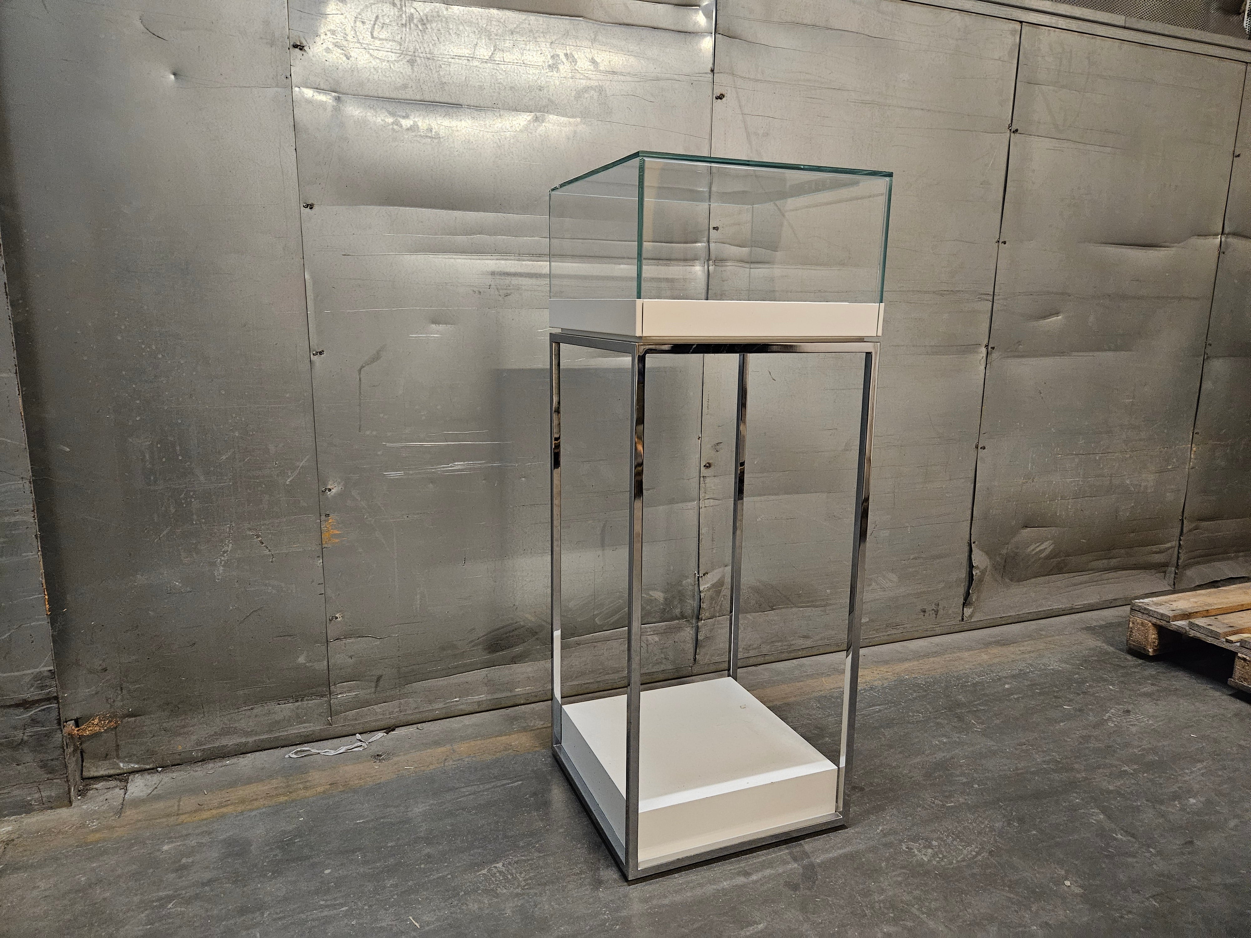 Chrome showcase pedestal