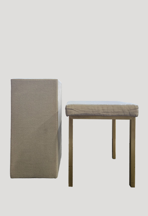 SET linen stool display